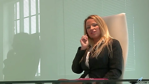 Mature woman has a sex