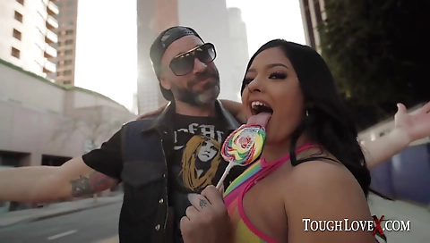 Sexy babe give douglasimota hollywood her boyfriend a hot blowjob