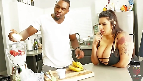 Sexy blonde's tight ass-da amusement leilani with her