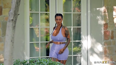 Hawt babe with a sexy body fucks in the kitchen